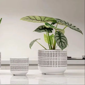 Ensemble de pots de fleurs en céramique blanche de luxe avec motif perforé, porte-plantes durable et respirant pour l'intérieur et l'extérieur - Product Image 6