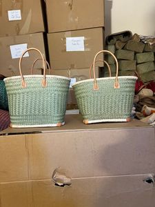 ARTIMADA Madagascar Bolso de mercado grande y resistente imprescindible con asas de cuero, esquinas y bolsillo de rafia, cesta de compras de paja tejida - Product Image 1