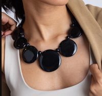 Ensemble de colliers en résine perlée polie au design moderne, d'inspiration artistique indienne exotique, avec collier disque réversible noir-naturel de Fashion Gallery