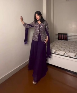 Le festival d'embellissements de perles porte un saree en organza avec des motifs floraux et des bordures de perles pour une élégance éthérée. - Product Image 6