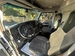 Achetez ici : Camion-citerne à essence/diesel d'occasion 2021 T680 4800 gallons - Paccar 400HP 12 vitesses AMT - Exportation mondiale - Avec garantie - Product Image 2