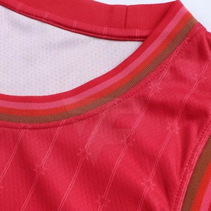 Uniforme de basket-ball sur mesure de la meilleure qualité Nouveau style de conception supérieure avec des caractéristiques respirantes et de taille supérieure Design d'ensemble - Product Image 5