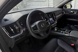 PRÊT À EXPÉDIER - VÉHICULE D'OCCASION CONDUITE À GAUCHE |   Conduite à droite |   2023 V O L V O S60 RECHARGE T8 PLUS BLACK EDITION 455-HP |   AWD - Product Image 4