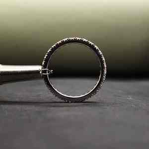 Impresionante Anillo de Eternidad de Diamantes de Acero Inoxidable, Anillo de Banda Único y Moderno Unisex para Regalo de Cumpleaños - Product Image 5