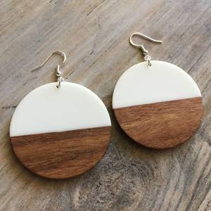 Boucles d'oreilles pendantes en bois sculpté vintage pour femmes pour les occasions de mariage - Product Image 4