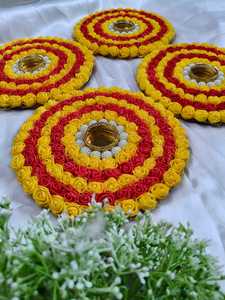 Beau bougeoir Rangoli Mat pour Haldi, Sangeet et décor de mariage, Diyas de fleurs colorées, bougeoirs Rajasthani, faveurs - Product Image 2