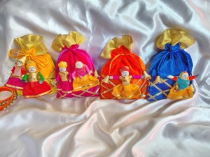 Mini sacs de potli en velours avec marionnettes pour couple, mariage, fête du nouvel an, cadeau de retour pour invité, pendaison de crémaillère Lohri - Product Image 2