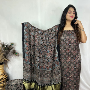 Tela estampada de bloque de mano Ajrakh de diseño indio tradicional de seda satinada Premium - Product Image 1