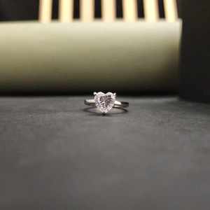 Elegante Anillo de Acero Inoxidable con Moissanita en Forma de Corazón de Oro Fino de 18 Quilates, Anillos de Moda Únicos para Regalo de San Valentín - Product Image 2