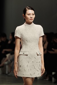 Robes décontractées en gros, nouvelle conception élégante, MOGAN EMB MINI DRESS, support ODM, robes pour femmes légèrement ajustées, courtes, en provenance du Vietnam - Product Image 2
