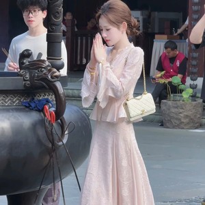 ชุดแฟชั่นผู้หญิงสองชิ้นผ้าลูกไม้สีชมพูคุณภาพสูง เสื้อและกระโปรงยาวสำหรับงานอีเว้นท์ รับสกรีนโลโก้ - Product Image 4