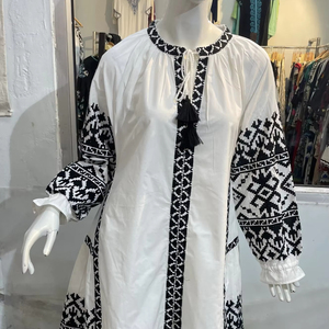 Robes longues personnalisées de créateur ukrainien brodé, tenue de fête à col en V avec ceinture tissée, tissu lavable à la taille - Product Image 1