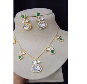 Ensemble de bijoux en laiton pour femmes élégantes à la mode Collier chaîne en Zircon et boucles d'oreilles mignonnes pour la fête de mariage et les célébrations - Product Image 3