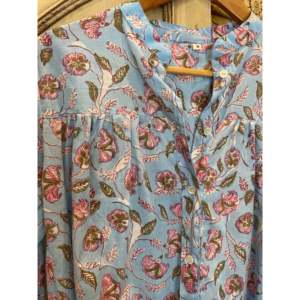 Blusa de Algodón Estampada a Mano KATIE, Popelina Floral de Lujo, Cierre con Botones, Disponible en Talla XL, para Primavera y Oficina - Product Image 4