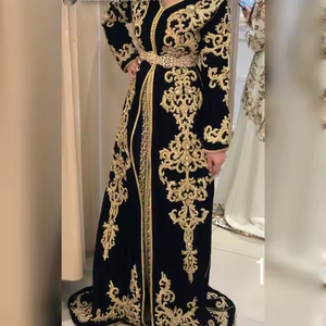 Vestido de Fiesta de Satén Vintage Rojo Elegante, Hecho a Mano en India, con Bordado, Sin Mangas y Largo Hasta el Suelo, de Primera Calidad - Product Image 1