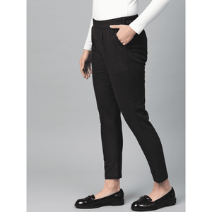 Pantalon flammé en coton noir solide pour femmes Design décontracté coupe régulière - Product Image 4