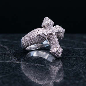 Bague Croix de Luxe Entièrement Micro-Pavée de Zircons Cubiques Créés en Laboratoire, Finition Or Blanc, Bijou Religieux Massif et Surélevé en 3D - Product Image 1