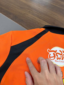 Camisa de Negocios Unisex de Alta Calidad, Tejido de Piqué de Poliéster, Color Naranja y Negro, Bloques de Color, Manga Corta, Cuello Acanalado - Product Image 3