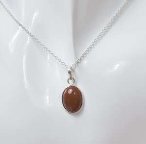 Pendentif en argent sterling 925 cornaline rouge pour femmes de créateur fait à la main bijoux fins de style vintage avec incrustation de réglage de lunette - Product Image 4