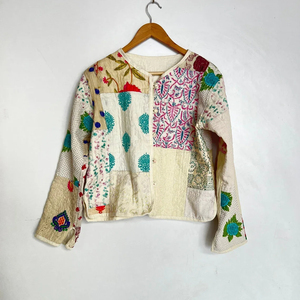 Chaqueta kantha hecha a mano de retazos, chaqueta floral de algodón cosida a mano, abrigo Sari Kantha de algodón, Chaqueta corta - Product Image 1