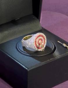 Bague en moissanite sertie de diamants de luxe |   Bijoux Hip Hop avec design de cible de tir |   Bague en argent 925 personnalisée - Product Image 2