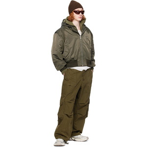 Chaqueta de Invierno Acolchada con Capucha, Color Caqui, Cierre de Cremallera, Personalizada OEM, de Nailon Satinado - Product Image 4