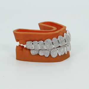 Nuestra exclusiva colección de Grillz de diseñador hecho en plata de ley 925 con diamantes de moissanita para su estilo único - Product Image 2