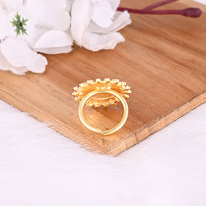 แหวนทองเหลืองชุบทอง ดีไซน์เรียบง่าย แฟชั่น ขายส่งราคาถูก แหวนปรับขนาดได้ ลายดอกไม้ สำหรับผู้หญิง เหมาะสำหรับใส่ลำลอง เป็นของขวัญ - Product Image 3