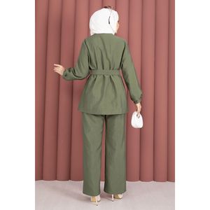 Traje de Dos Piezas para Mujer en Verde Claro de Diseñador con Botones Dorados y Cinturón - Product Image 5