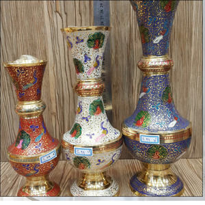 Jarrón de metal estilo cerámica blanca con estampado vintage de rosas. Disponible a precios de mayoreo. - Product Image 2