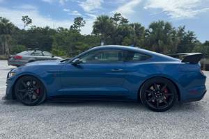 Mustang Shelby GT500 2021 ~4 200 milles, V8 suralimenté de 760 ch, pack carbone Track Package - Product Image 3