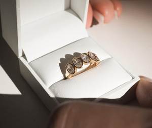 Bague de mariage demi-éternité en diamant de laboratoire taille ovale 2,5 CTW, sertie de cinq pierres en sertissage clos, bague de fiançailles en diamant CVD, joaillerie fine - Product Image 5