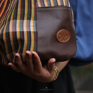 Grand fourre-tout à bandoulière artisanal de haute qualité avec tissu rayé multicolore traditionnel et accents en cuir marron de qualité supérieure - Product Image 4