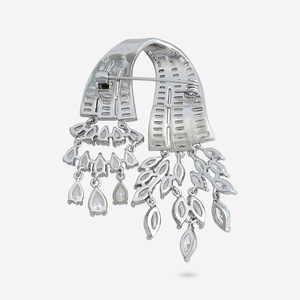 Broche de Cristal con Pedrería para Boda, Diseño Floral y Acabado Plateado - Product Image 4