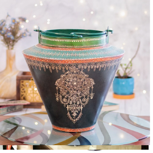 Urna con acabado en latón antiguo con intrincados patrones florales grabados a mano. Disponible a precios de mayoreo. - Product Image 3