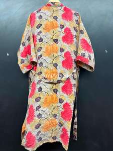 Robe kimono en crêpe de soie faite à la main pour femmes |   Écharpe en soie Sari avec taille élastique et motif floral |   Logo avant |   Vêtements de détente pour resort - Product Image 6