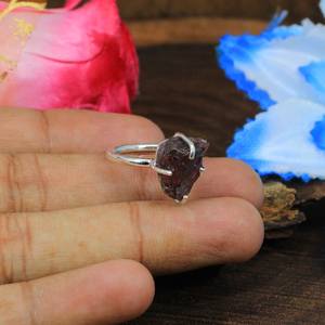 Anillo de Plata de Ley 92.5 Hecho a Mano de 3.86 Gramos con Turmalina Natural en Bruto, Estilo Hip Hop, Chapado en Rodio, Joyería Fina con Bisel - Product Image 1