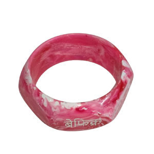 Brazalete de Resina Marmoleada Rosa y Blanca de Moda con Escritura Hindi Personalizada "Befikra" (Sin Preocupaciones), Brazalete con Tipografía Moderna y Duradera - Product Image 4