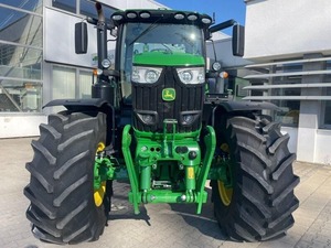 John Deere 4066M offre une excellente durabilité et des performances avec un système de transmission intégrale et une forte capacité de levage en stock - Product Image 2