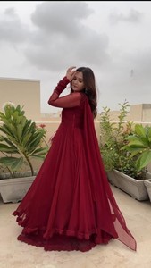 Superbe ensemble de vêtements de réception en filet Sharara avec travail manuel glamour et embellissements floraux - Product Image 6