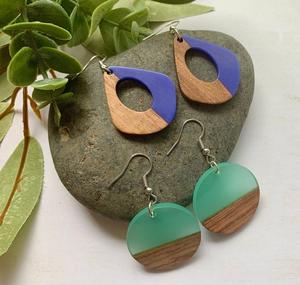 Boucles d'oreilles en résine et bois faites à la main pour femmes, bijoux légers et tendance, accessoires de déclaration et idées cadeaux - Product Image 5