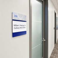 Plaque de porte de bureau en acrylique modulaire et personnalisable APPEAR avec insert en papier, signalisation ADA Braille et fenêtre pour nom