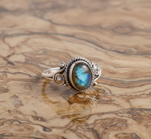 Bague fine en argent sterling 925 pour femme, sertie de labradorite ovale classique, faite à la main - Product Image 3