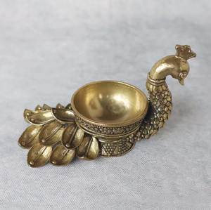 Diya en laiton de paon élégant pour l'éclairage traditionnel Diya de paon en laiton fabriqué à la main pour la décoration de fête - Product Image 5
