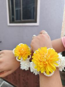 Gajra main fleur artificielle jaune blanc avec perles mariage indien Haldi Mehndi bijoux, bracelet floral demoiselle d'honneur - Product Image 2