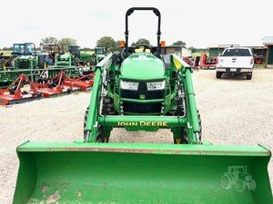 JOHNN 2017 M 4066 | Tracteur utilitaire Johns Deeere 4066M avec moteur d'assistance aux roues avant (4x4) est un turbo diesel évalué à 75 ch - Product Image 3