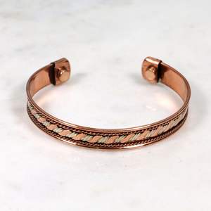 Bracelet ouvert en laiton plaqué argent de luxe pour femmes, fabriqué en Inde, au meilleur prix, avec un élégant design gravé, cadeau de bijoux - Product Image 2