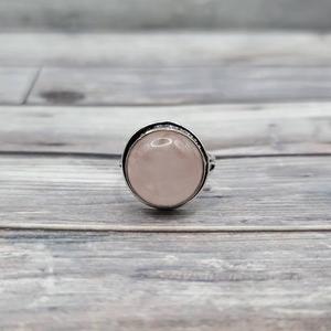 Anillo ovalado clásico de Plata de Ley 925 con cuarzo rosa, piedra natal de enero, ajuste de bisel, joyería de boda en rosa - Product Image 1