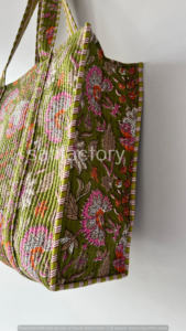 กระเป๋าผ้าคอตตอนทำมือสำหรับผู้หญิงสีเขียวลายดอกไม้สีชมพูมีซิปปิดสะดวกซื้อของชำ - Product Image 2