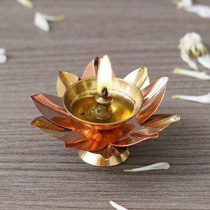 Diya de latón decorativo con forma de flor de loto dorado para Diwali Pooja y Puja Art Deco Design para inauguración de la casa - Product Image 1